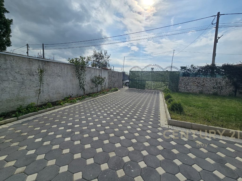 Shitet vilë 3-katëshe,buzë rruge– Spitallë, Durrës !