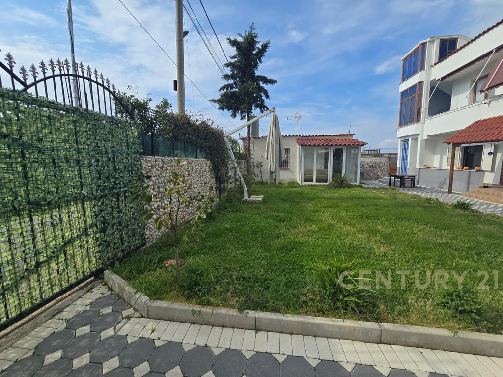 Shitet vilë 3-katëshe,buzë rruge– Spitallë, Durrës !