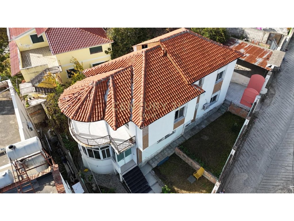 Shitet vilë 3-katëshe,buzë rruge– Spitallë, Durrës !