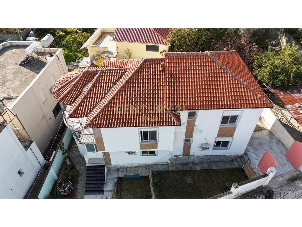 Shitet vilë 3-katëshe,buzë rruge– Spitallë, Durrës !