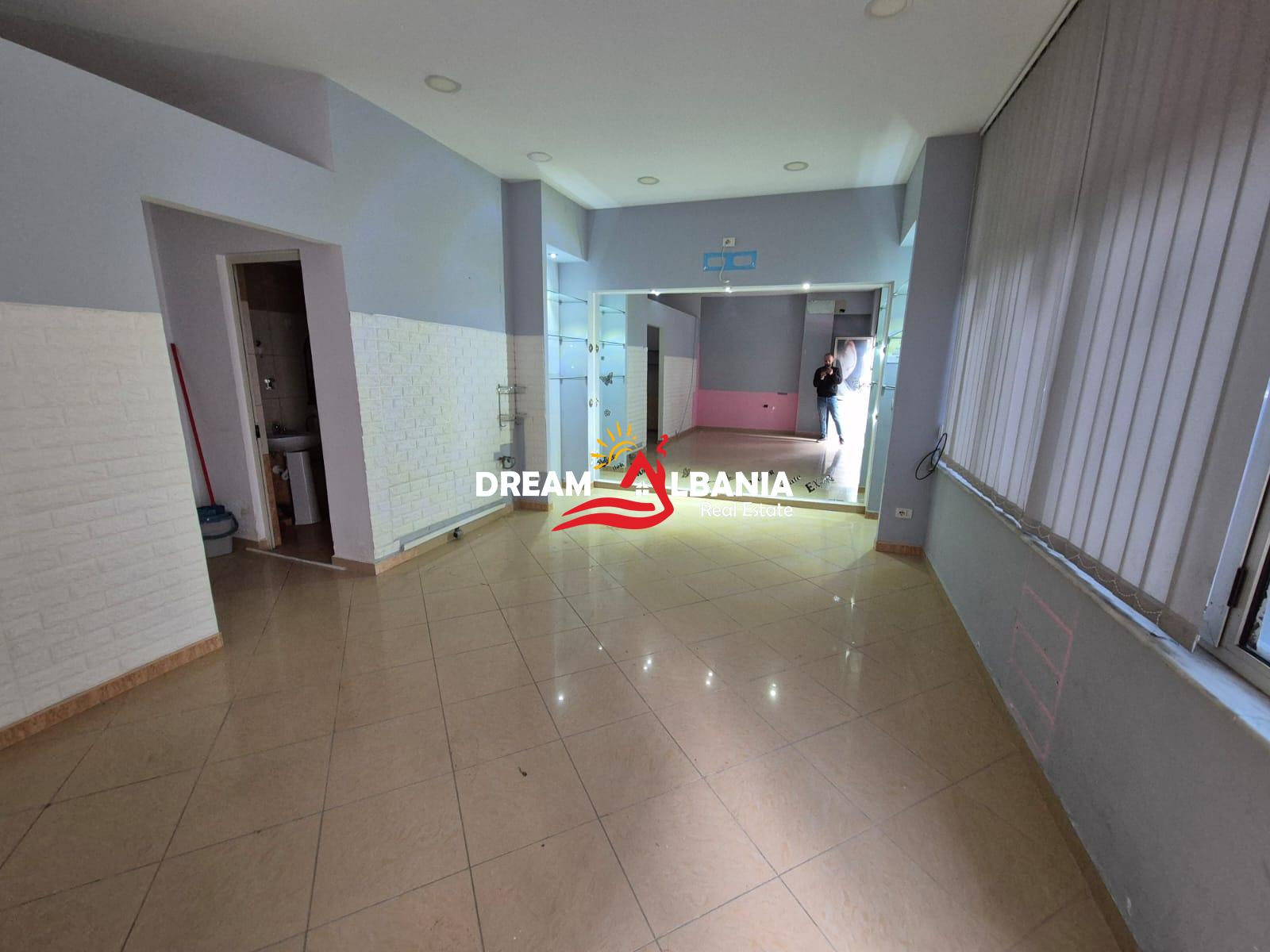 Tienda en venta en la calle kongresi manastirit cerca de pediatría en Tirana (id 4171553)