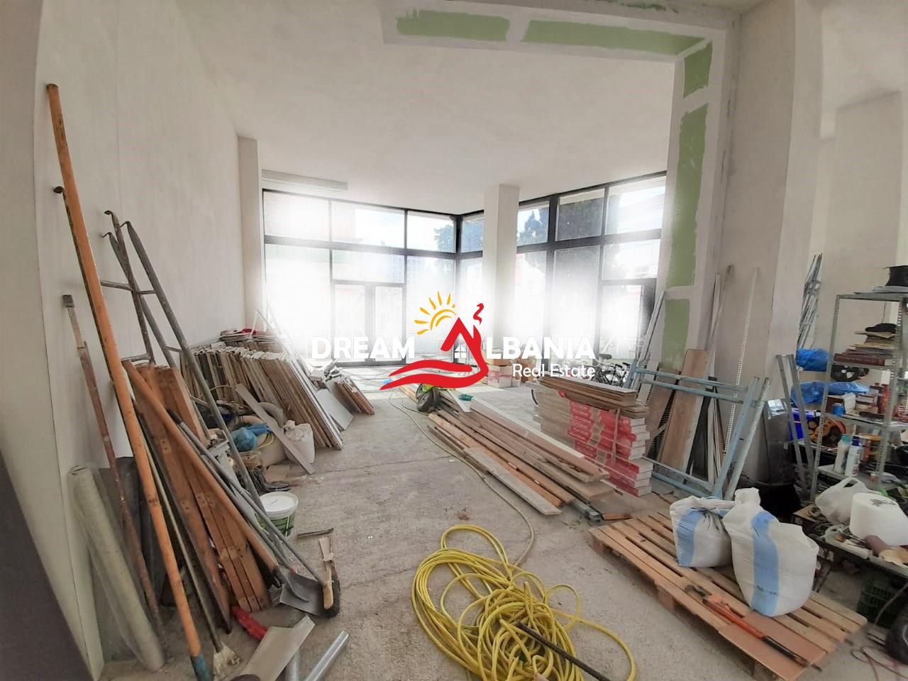 Loja com varanda à venda na zona entre a rua kavaja e a rua Durrës em Tirana (id 4171351)