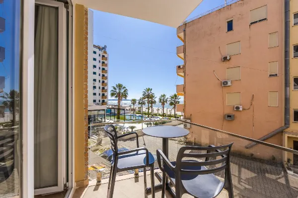 Shitet duplex tek shkëmbi i kavajës – Pak hapa larg detit