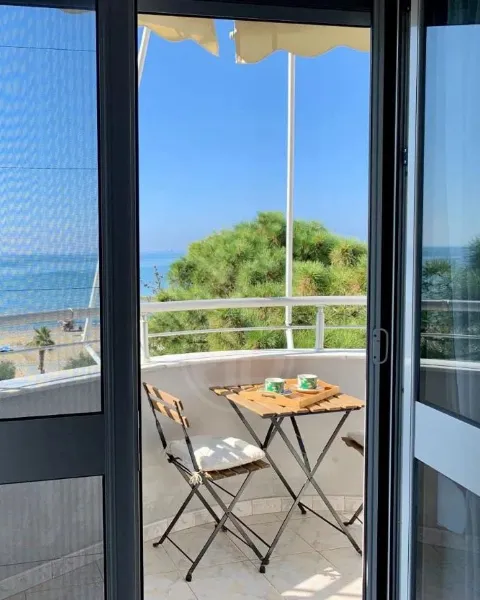 Apartament 1+1 për shitje – Vija e parë nga deti shkembi i kavajes