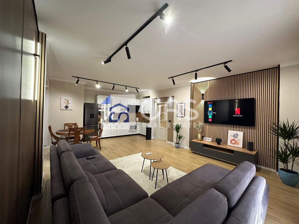 Apartamento 2+1 en alquiler cerca de la plaza willson, Tirana