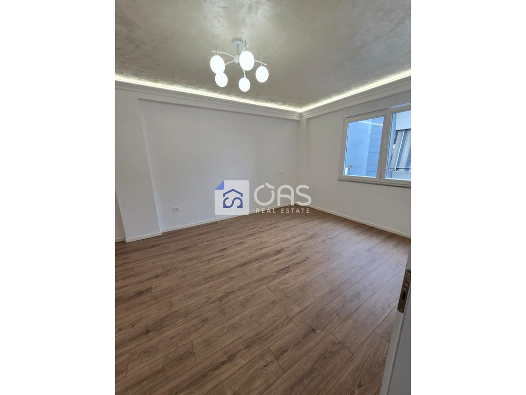 Shitet apartament 2+1 tek rruga kavajes.