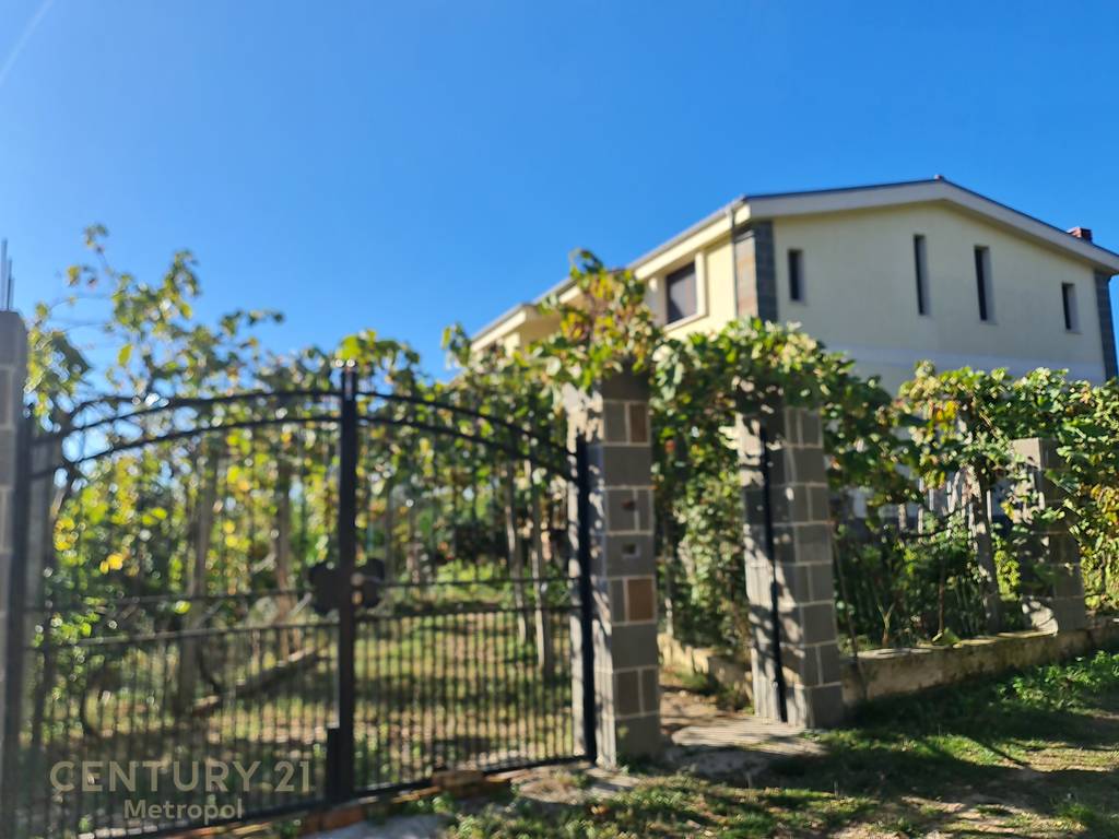Casa privada con terreno, en las colinas de marikaj!