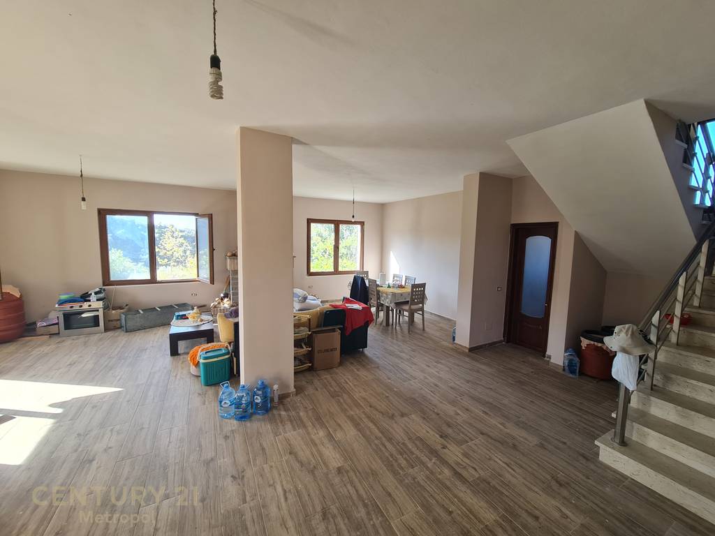 Casa privada con terreno, en las colinas de marikaj!