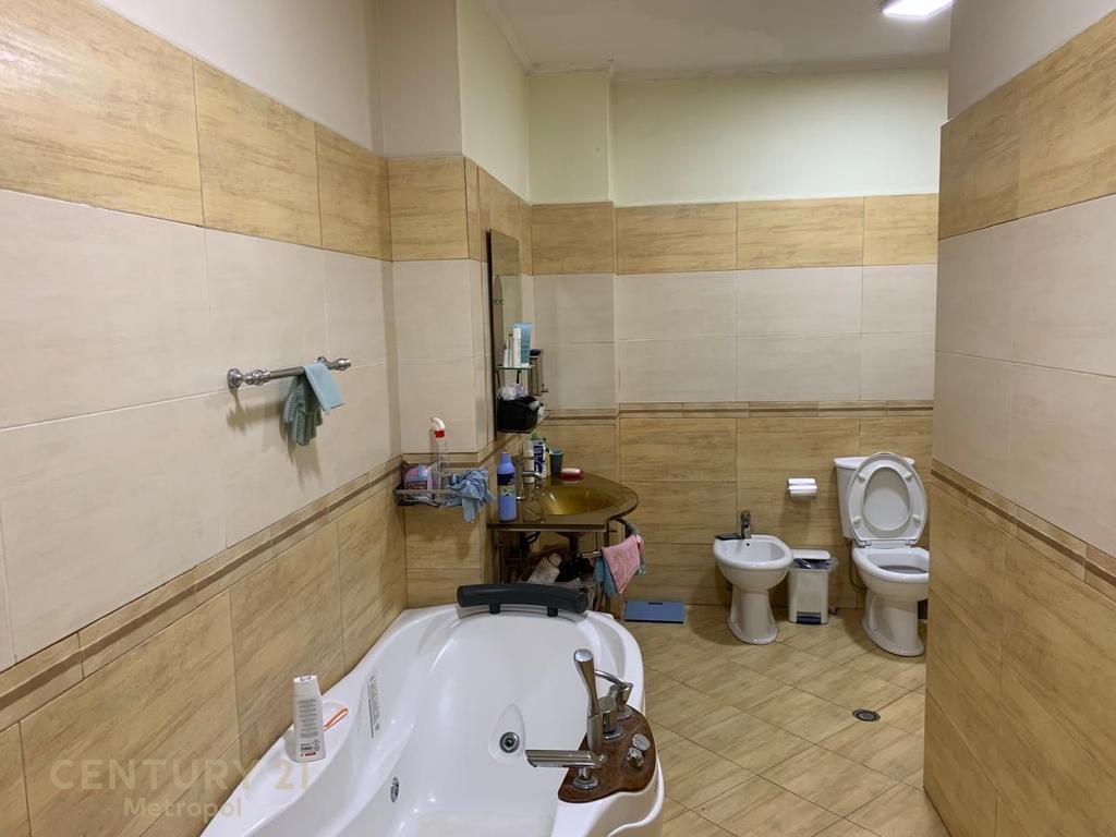 Espacio de oficina en alquiler en Elbasan. (4)