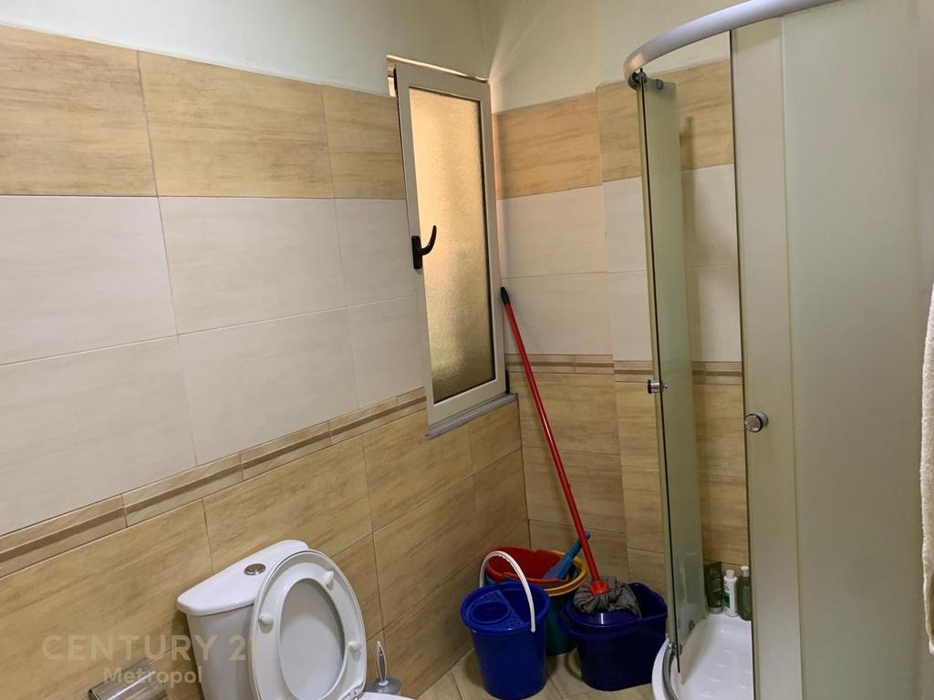 Espacio de oficina en alquiler en Elbasan. (7)