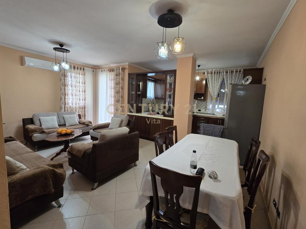 Se alquila apartamento 2+1+ plaza de aparcamiento en la dirección de policía!