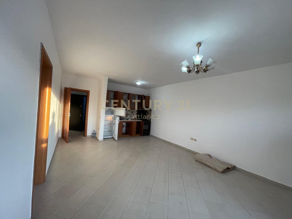 Se alquila apartamento 2+1+ plaza de aparcamiento en la dirección de policía!
