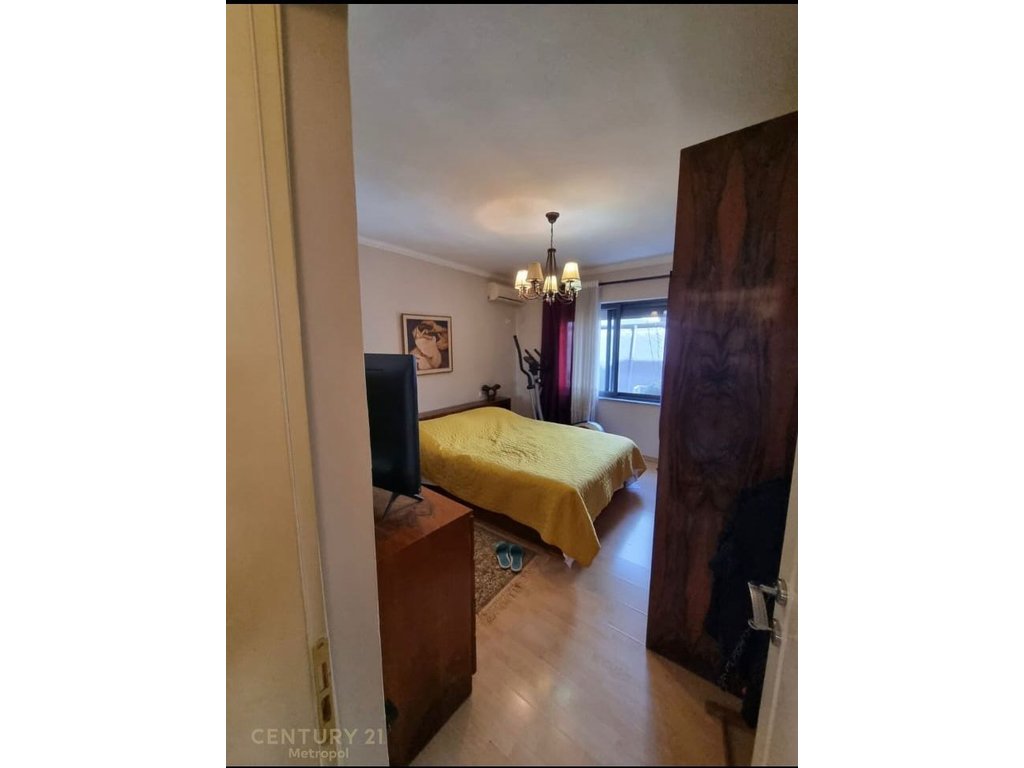 Se alquila apartamento 2+1+ plaza de aparcamiento en la dirección de policía!