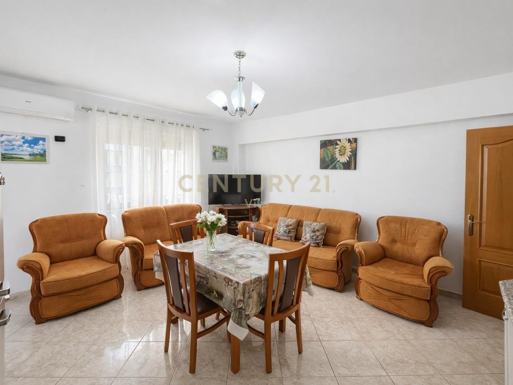 Se alquila apartamento 2+1+ plaza de aparcamiento en la dirección de policía!