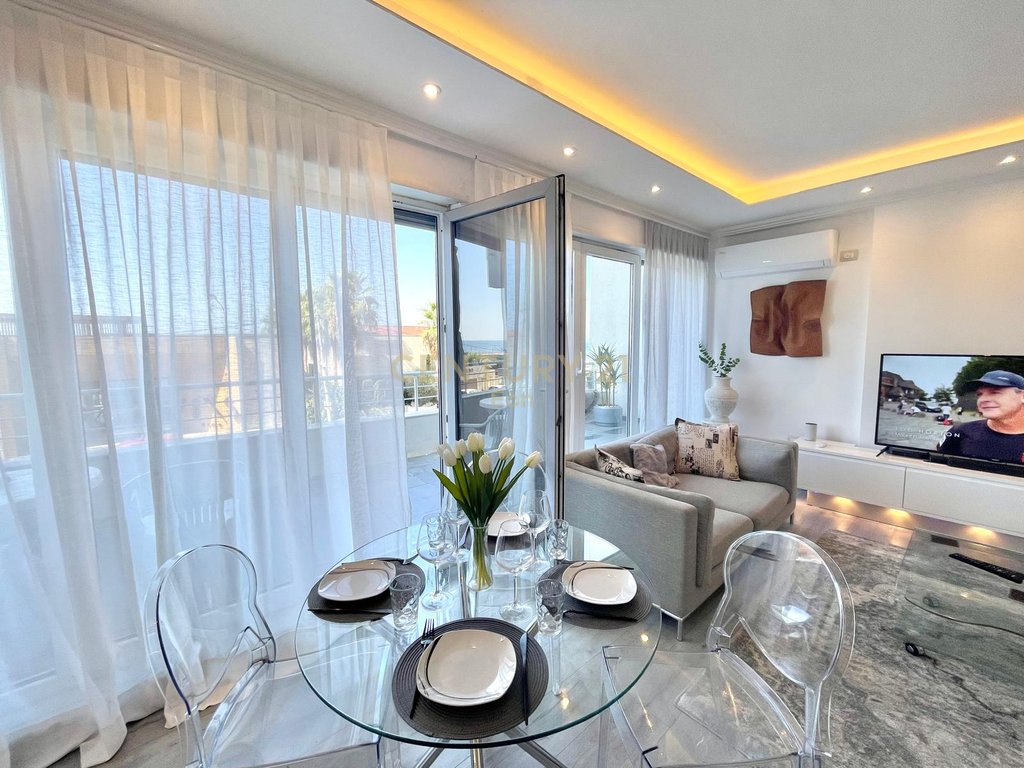 Se alquila super apartamento 2+1+2 con vista al mar en currila!