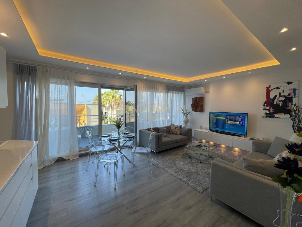 Se alquila super apartamento 2+1+2 con vista al mar en currila!