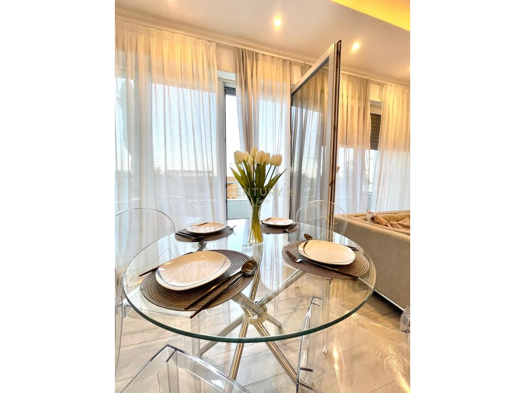 Se alquila super apartamento 2+1+2 con vista al mar en currila!