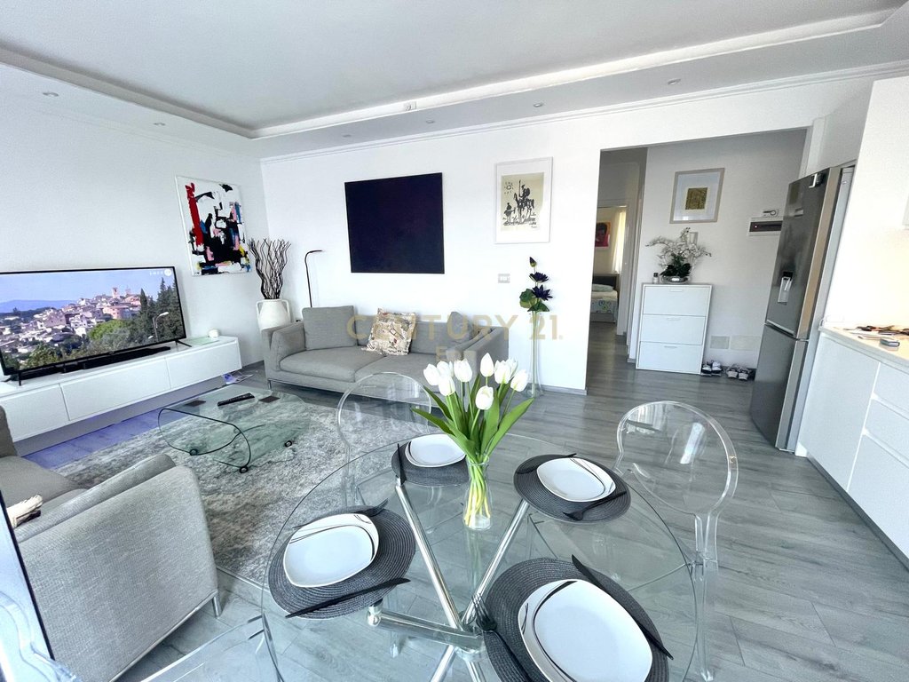 Se alquila super apartamento 2+1+2 con vista al mar en currila!