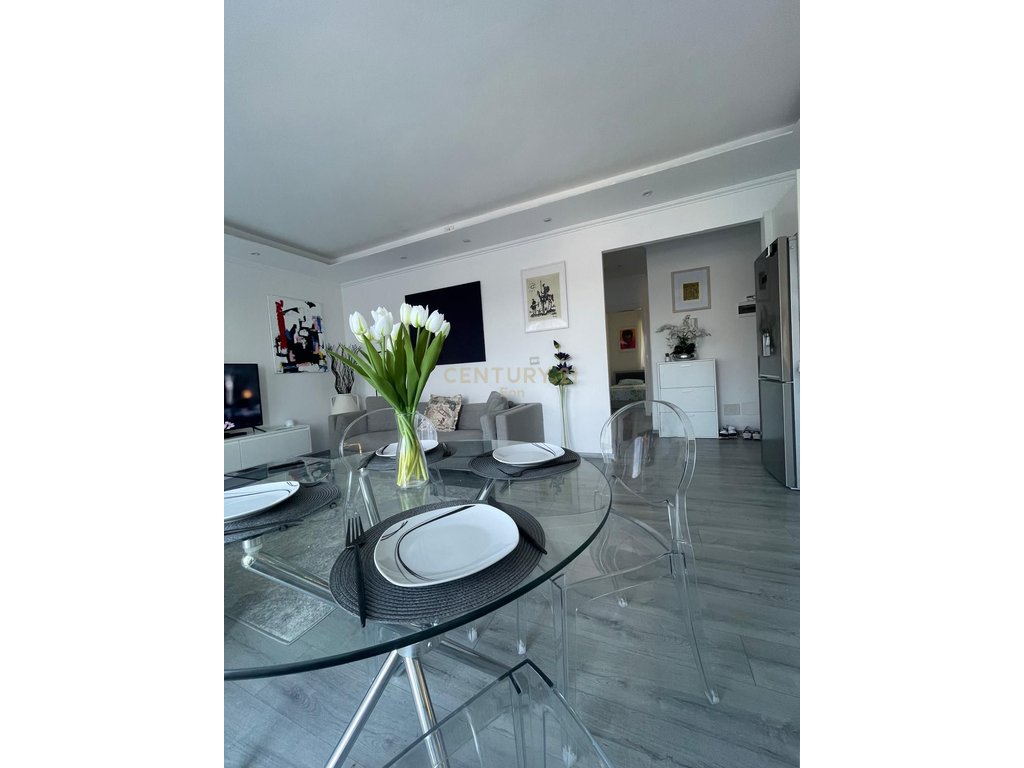 Se alquila super apartamento 2+1+2 con vista al mar en currila!