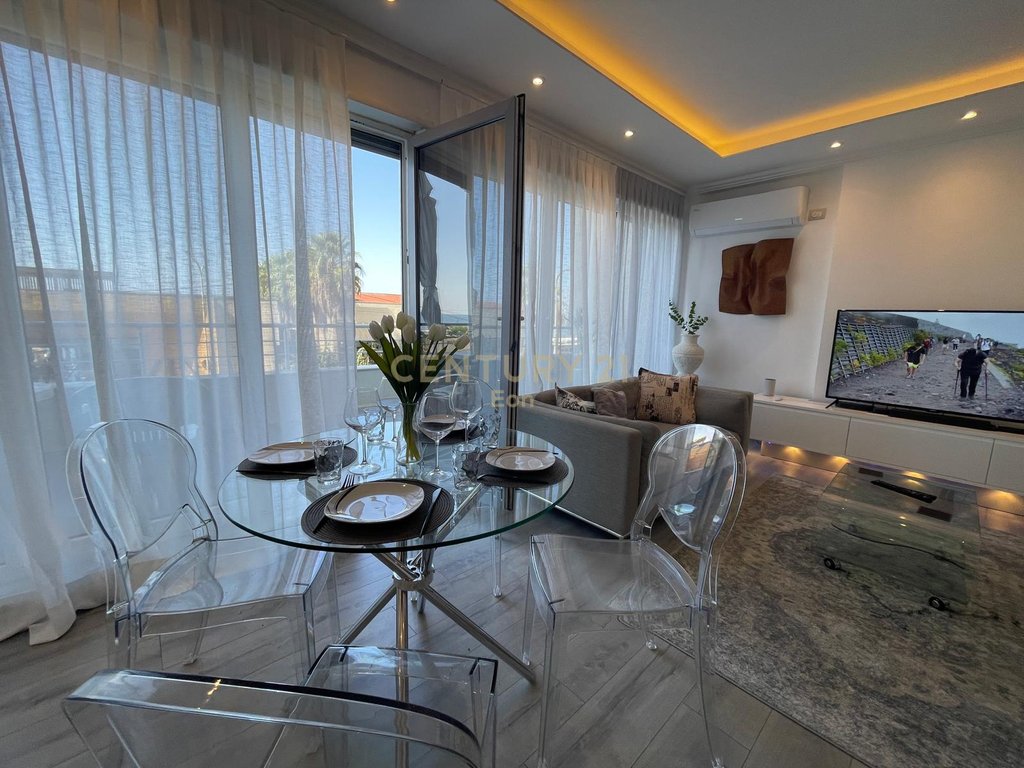 Se alquila super apartamento 2+1+2 con vista al mar en currila!