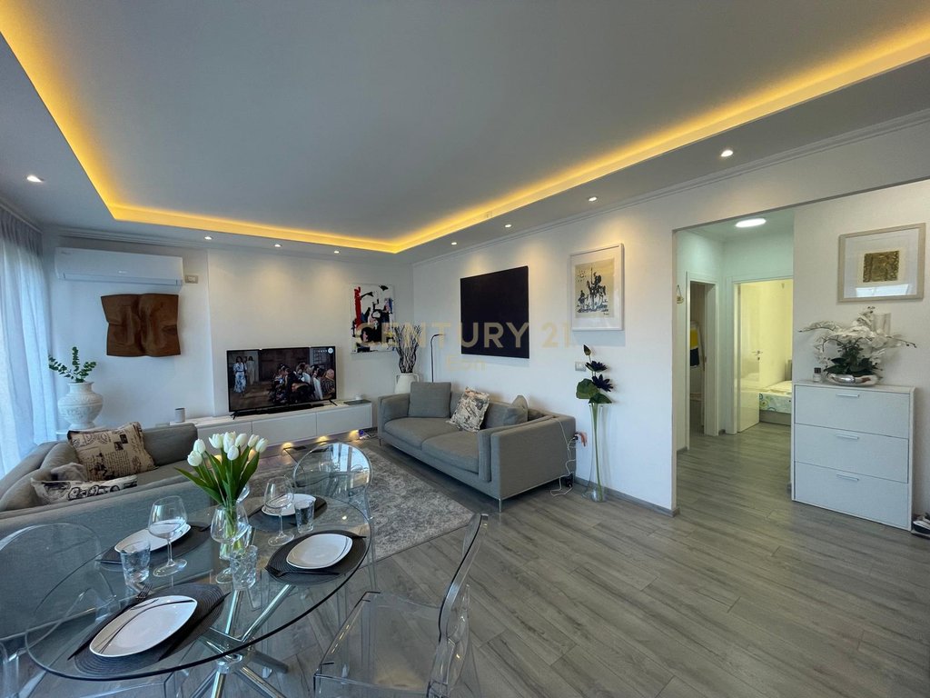 Se alquila super apartamento 2+1+2 con vista al mar en currila!