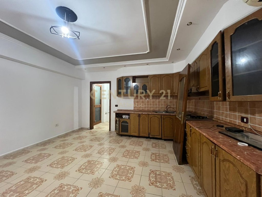 Shesim apartament 1+1 prane drejtorise se policise, durres !