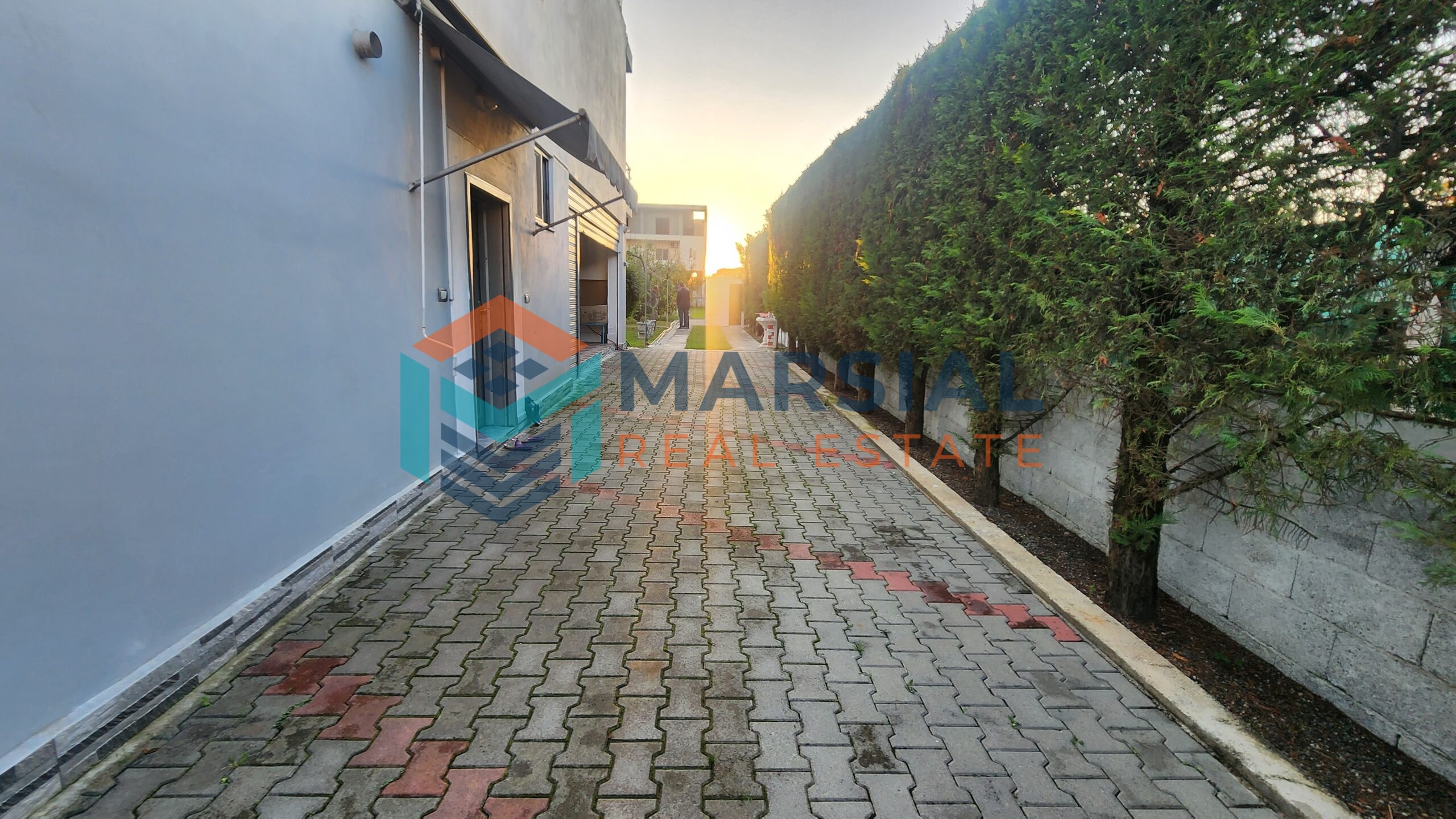 Villa in vendita, a due piani con negozio e giardino, kamëz | marsial