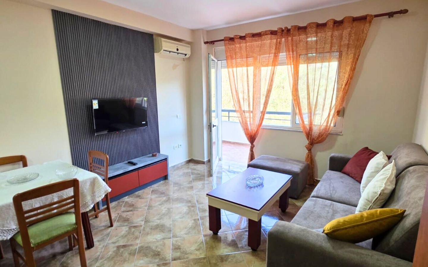 Shitet apartament 1+1 në shkëmbin e kavajës (mbi rrugë) !!