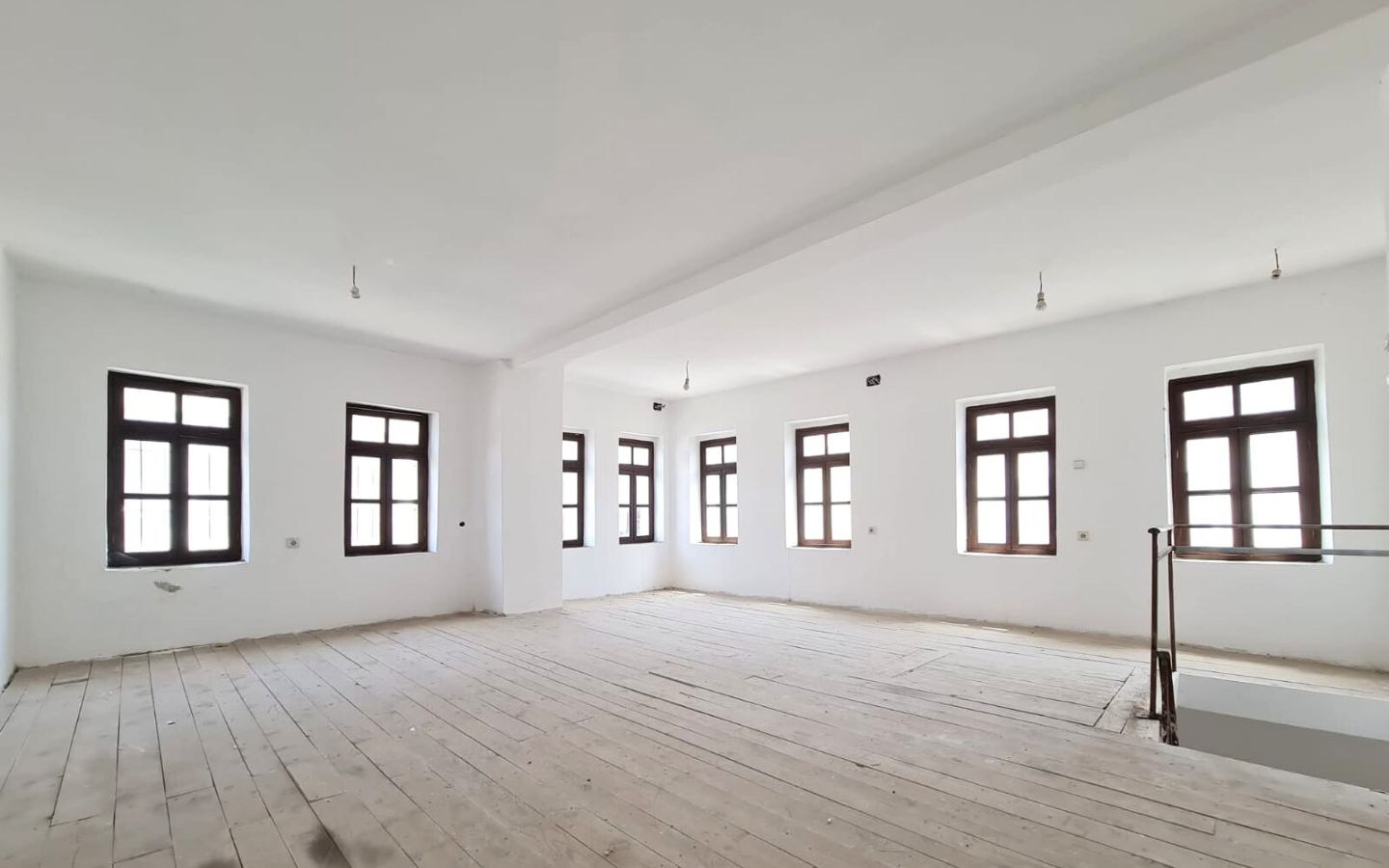 Shitet apartament 2+1 -tek trekëndëshi