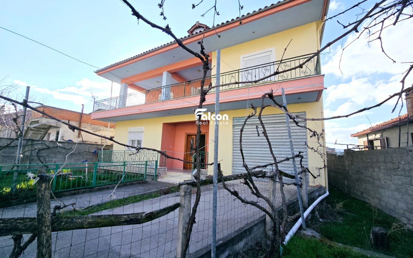 Shitet apartament 2+1 -tek trekëndëshi