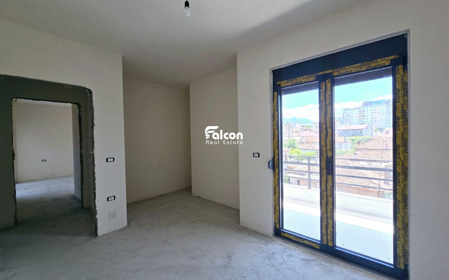 Shitet apartament 3+1+2 – Lagjja 2, Korçë!!