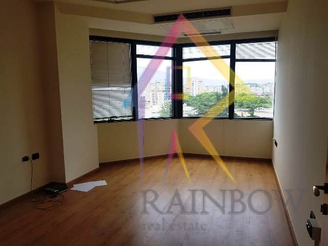 Ufficio in affitto nel centro business — Rainbow - real estate albania