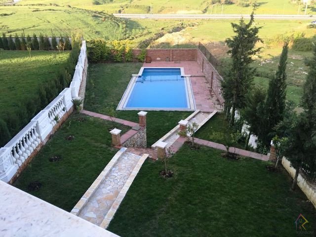 Villa in vendita con piscina in un complesso di fronte a teg