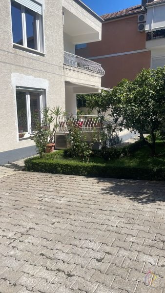 Privates haus zur miete in der nähe der Elbasan-straße
