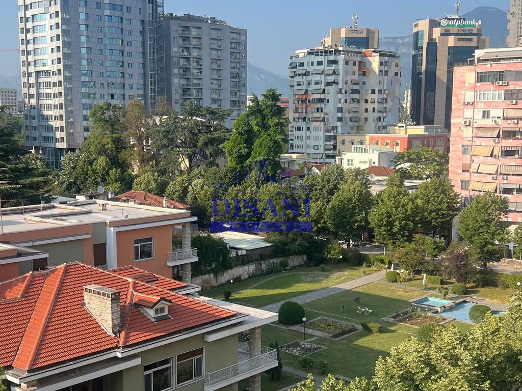 Shitet apartament 2+1 me post parkimi ne bllok!