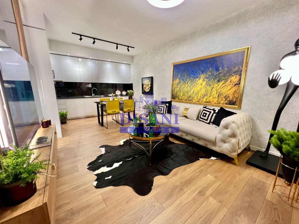 Shitet apartament modern 1+1 tek Komuna e Parisit