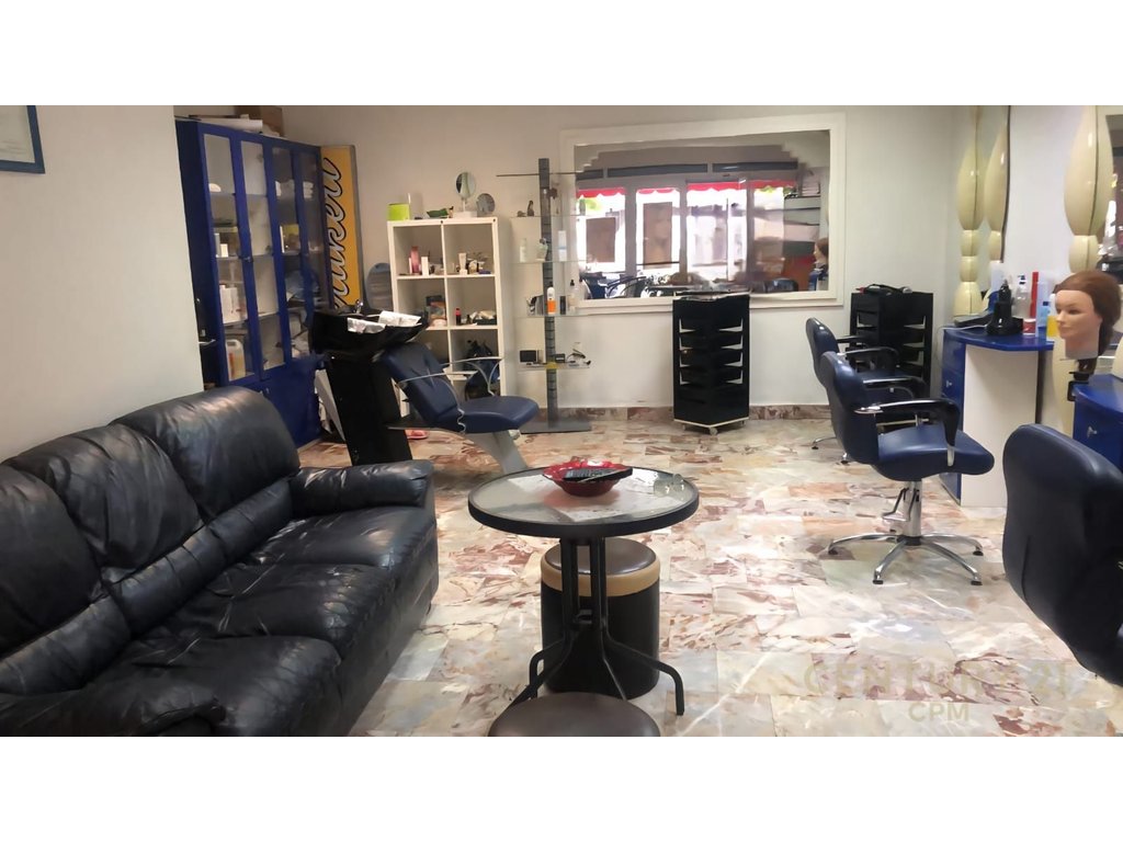 Ambiente commerciale in vendita a komuna parisit! (7)