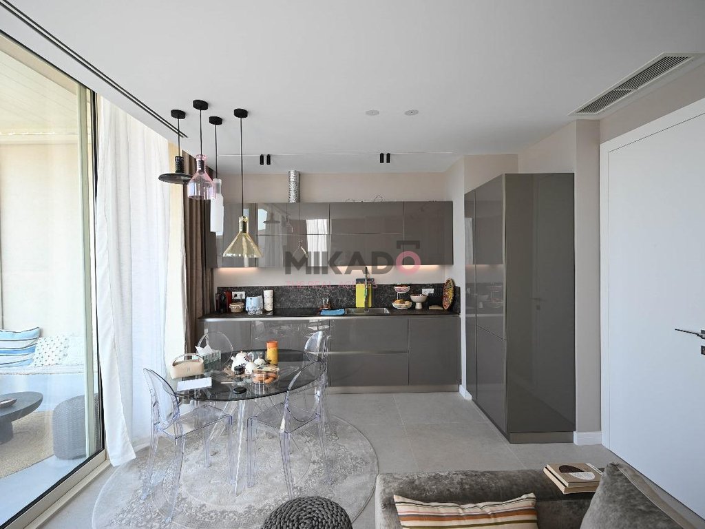 Shitet apartament luksoz 2+1 me 1 post parkimi në green coast, palasë