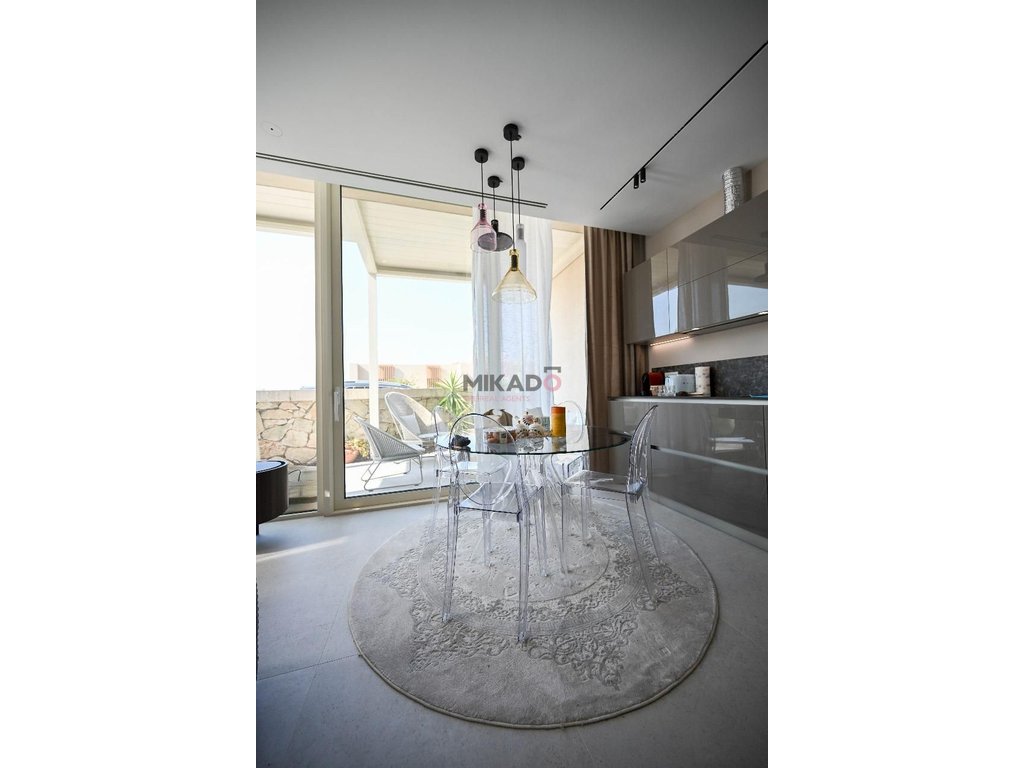 Shitet apartament luksoz 2+1 me 1 post parkimi në green coast, palasë