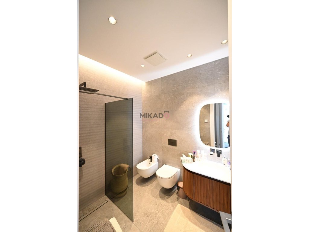 Shitet apartament luksoz 2+1 me 1 post parkimi në green coast, palasë