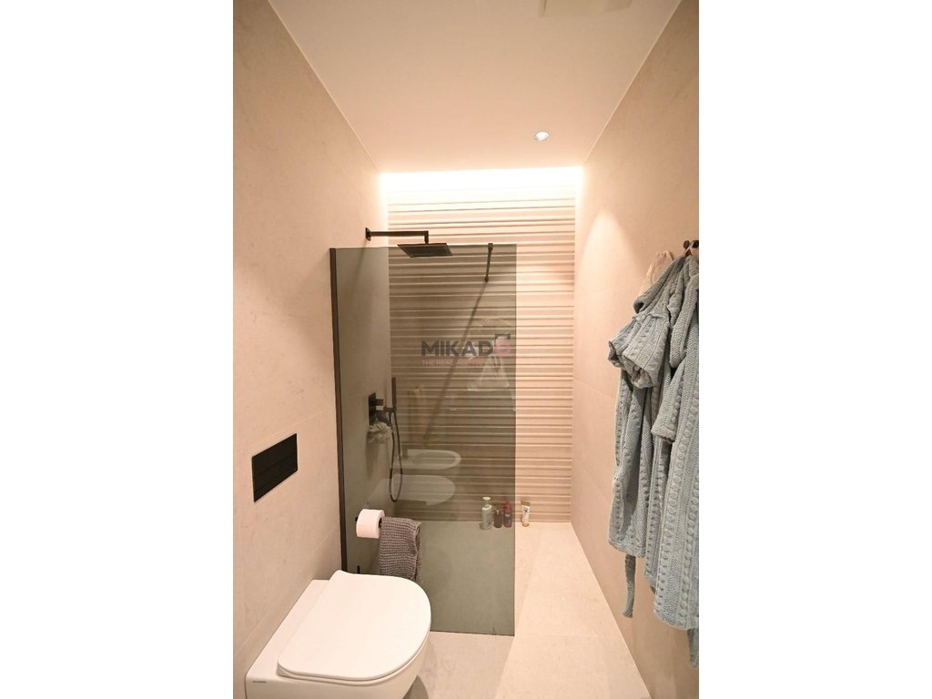 Shitet apartament luksoz 2+1 me 1 post parkimi në green coast, palasë