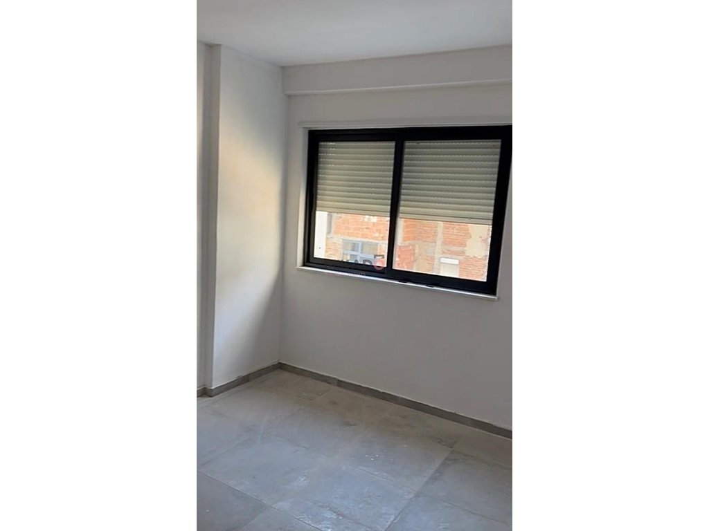 Apartamento à venda 2+1+2 na rua de Durrës, perto do hotel colosseo!