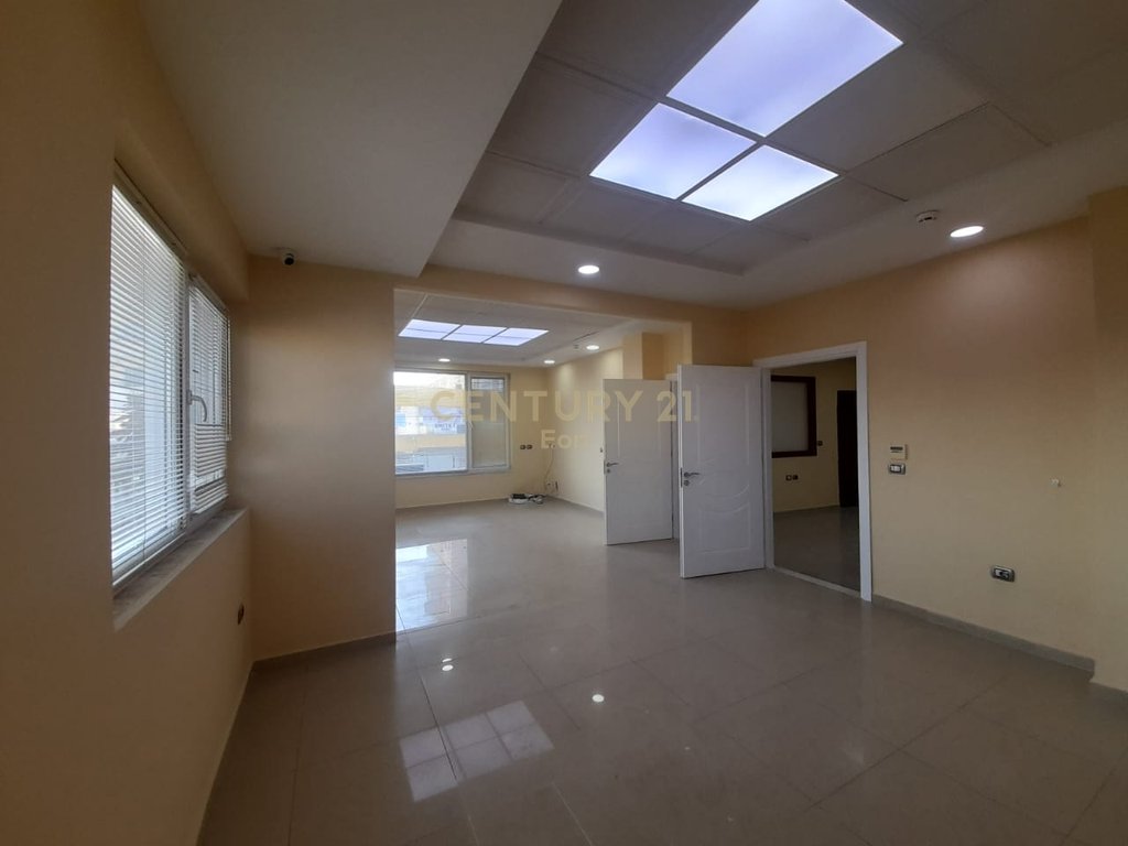 Espace multifonctionnel à louer à shkozet, Durrës!