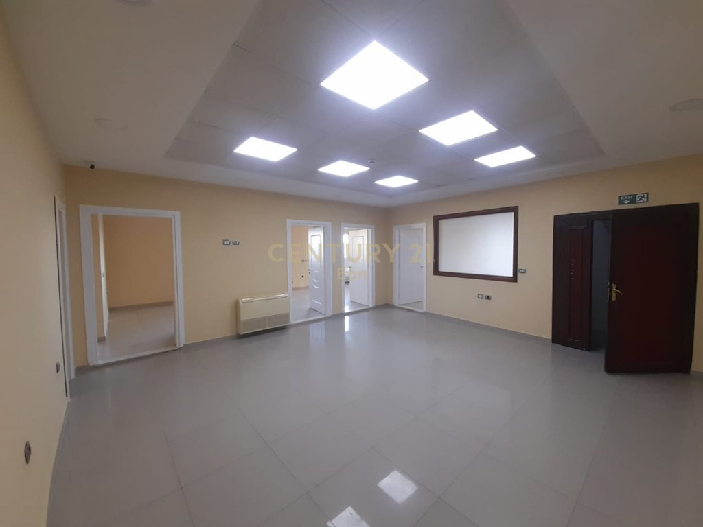 Espace multifonctionnel à louer à shkozet, Durrës!