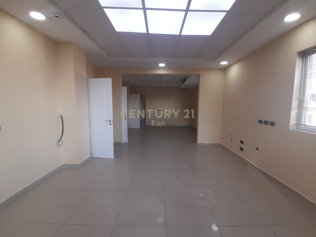 Espace multifonctionnel à louer à shkozet, Durrës!