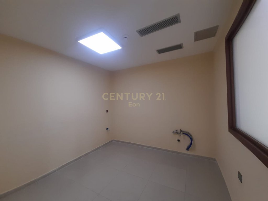 Espace multifonctionnel à louer à shkozet, Durrës!