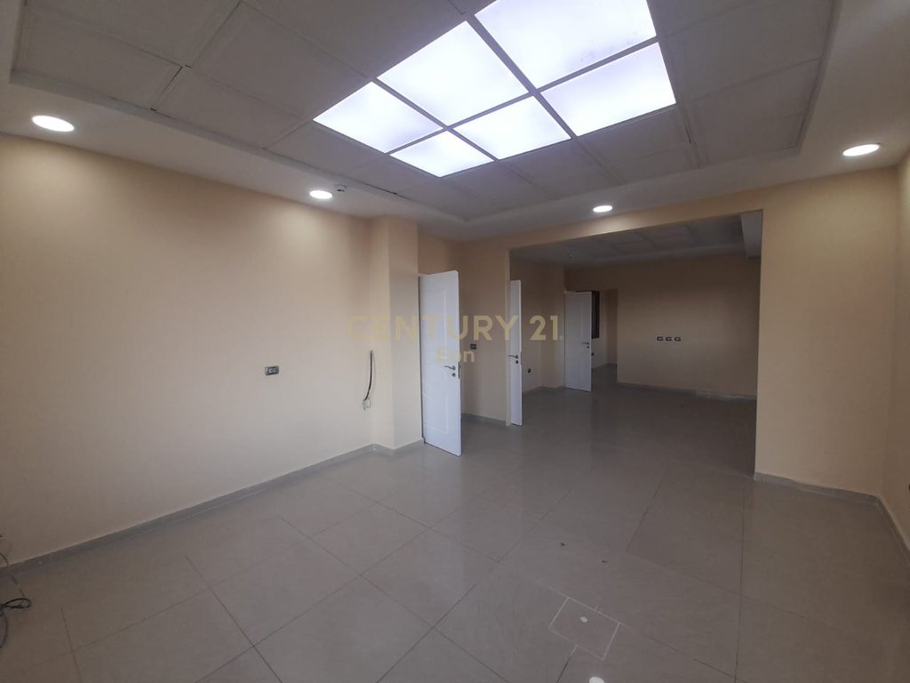Espace multifonctionnel à louer à shkozet, Durrës!