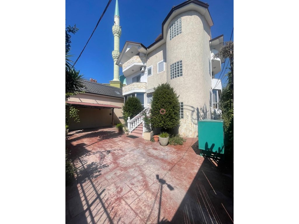 Villa en venta en koder kamez!