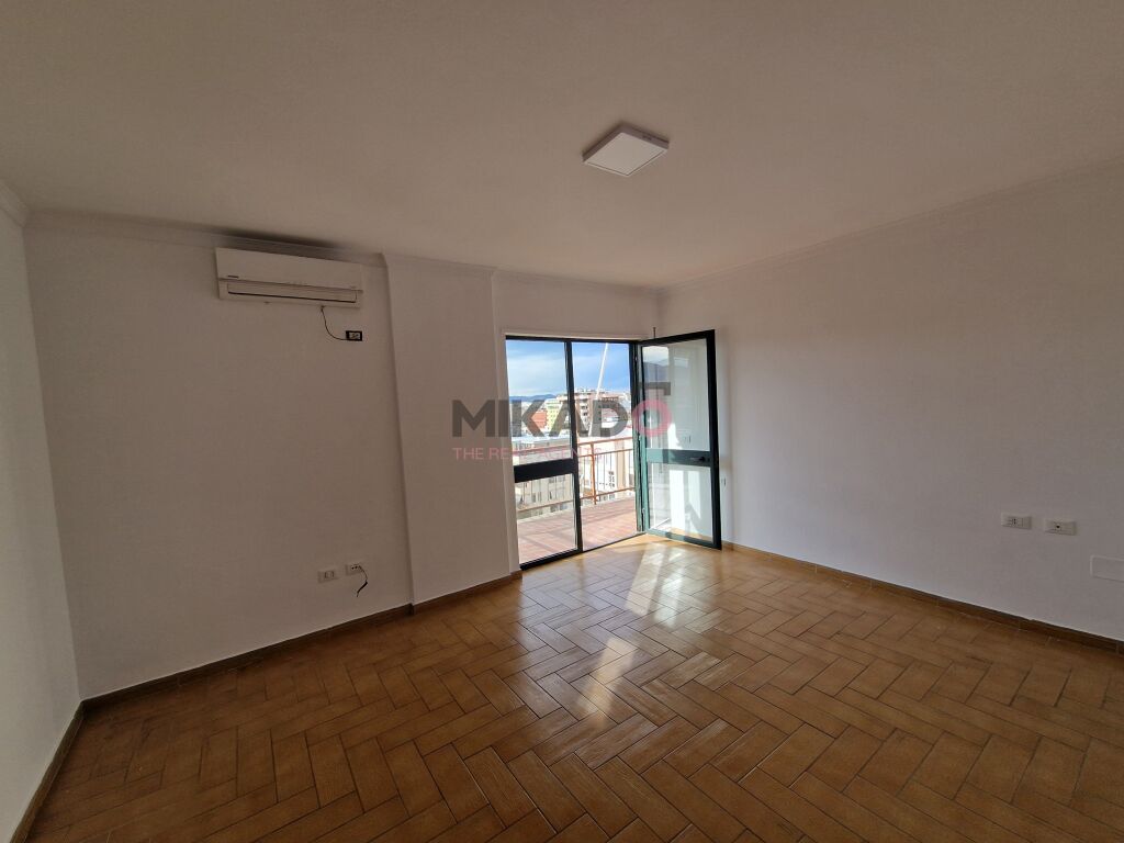 Oficina en alquiler en bloque, calle perlat rexhepi! (3)