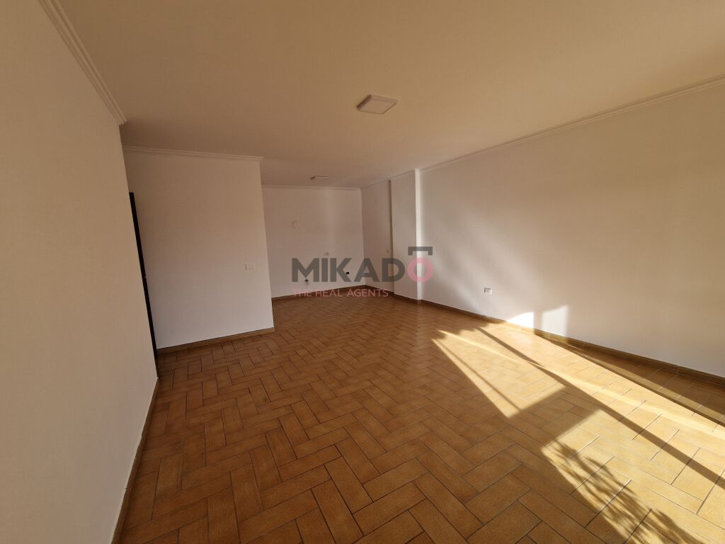 Oficina en alquiler en bloque, calle perlat rexhepi! (4)